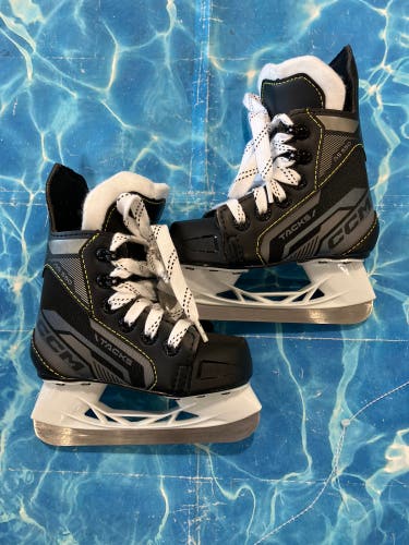 Youth CCM Tacks 550 Hockey Skates Regular Width 7 (New)