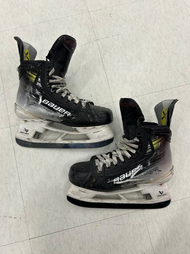 Intermediate Bauer Vapor Hyperlite 2 Hockey Skates | Size 5, Fit 1