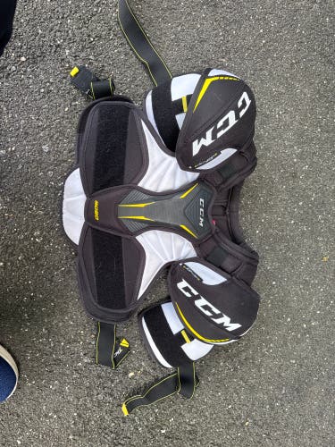 Men's Large Junior CCM Tacks 9060 Shoulder Pads (Used)