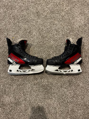 2023 CCM JetSpeed FT670 Senior Hockey Skates Regular Width 8.5 (Used)