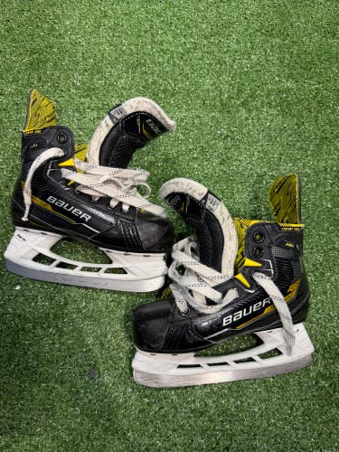 Youth Bauer Supreme M4 Hockey Skates Regular Width 11.5 (Used)