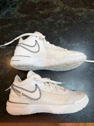 Men's Size M 7.5 (W 8.5) Nike Shoes (Used)