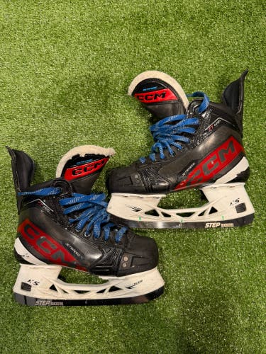 Intermediate CCM JetSpeed FT680 Hockey Skates Regular Width Size 4 (Used)