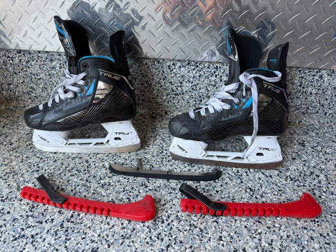 Black 2024 True Catalyst 5x4 Hockey Skates Regular Width Size 4 (Used)