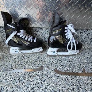 Black 2022 True Catalyst 7 Hockey Skates Regular Width Size 2.5 (Used)