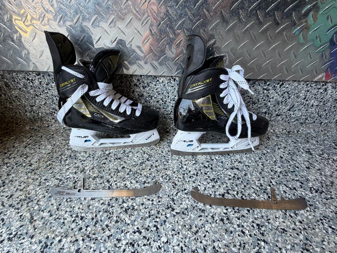 Black 2022 True Catalyst 7 Hockey Skates Regular Width Size 2.5 (Used)