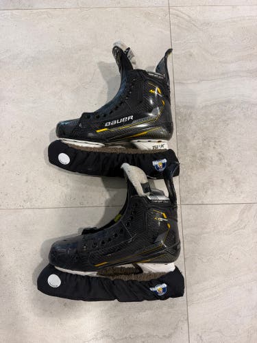 2022 Bauer Supreme M5 Pro Hockey Skates Wide Width 9 (Used)