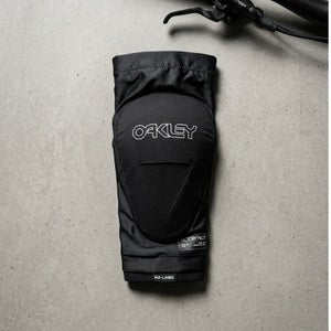 DEADSTOCK NWT Oakley All Mountain RZ-Labs Elbow Guards M/L Blackout