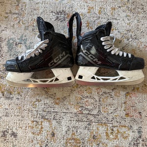2023 CCM JetSpeed FT690 Hockey Skates Regular Width 8.5 (Used)
