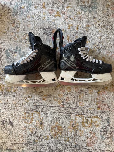 2023 CCM JetSpeed FT690 Hockey Skates Regular Width 8.5 (Used)