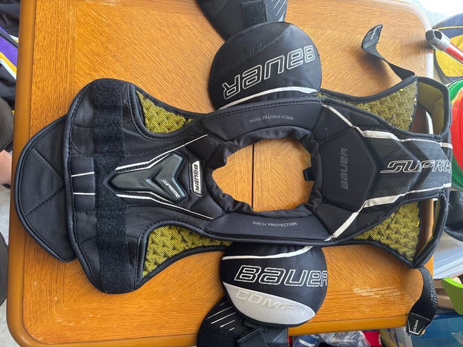 Small Junior Bauer Supreme Comp Shoulder Pads (Used)