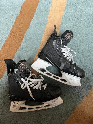 Black 2022 Bauer Supreme Mach Hockey Skates Regular Width Pro Stock 8 (Used)