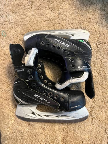 2018 CCM Tacks 9040 Hockey Skates Regular Width Size 1 (Used)