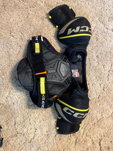 Men's Large Youth CCM Tacks AS-V Pro Shoulder Pads (Used)