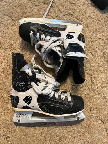 2000 CCM Tacks 152 Hockey Skates Regular Width Size 2 (Used)