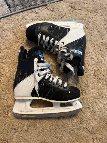 CCM Hockey Skates Regular Width Size 5 (Used)