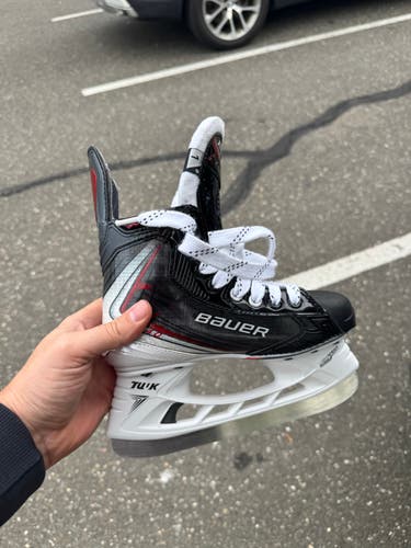 2025 Bauer Vapor Fly40 Hockey Skates Regular Width Size 1 (Used)