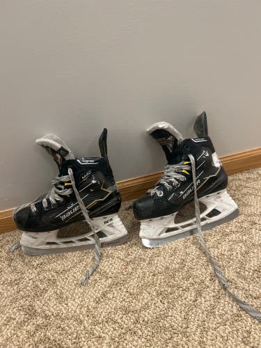 2024 Bauer Supreme M40 Hockey Skates Regular Width Size 2.5 (Used)