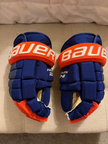 Bauer Nexus 2N Pro Stock NY Islanders 14” Gloves Nick Leddy Plus Islanders Tape Bag NHL JRZ