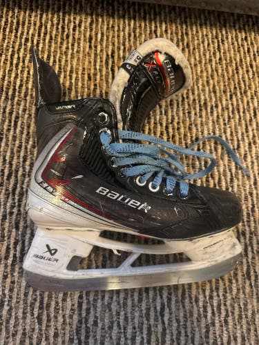 2025 Bauer Vapor Fly40 Hockey Skates Size 5.5 (Used)