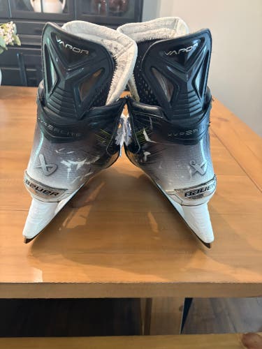 Bauer Vapor Hyperlite 2 Hockey Skates Regular Width 8.5 (Used)