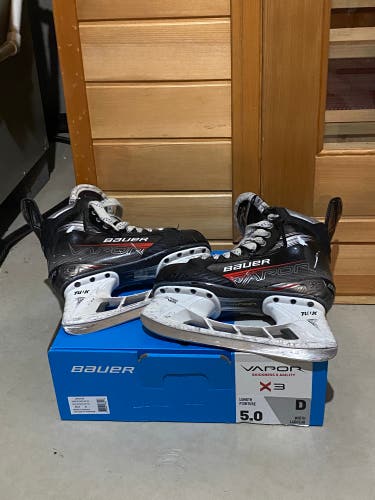 Intermediate Bauer Vapor X3 Hockey Skates Regular Width Size 5.0 (Used)