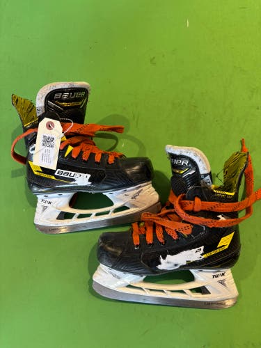 Junior Bauer Supreme M4 Hockey Skates Extra Wide Width Size 2.5