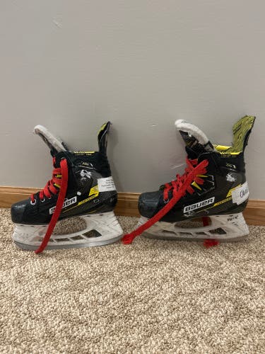 Black 2022 Bauer Supreme M4 Hockey Skates Regular Width Size 1 (Used)