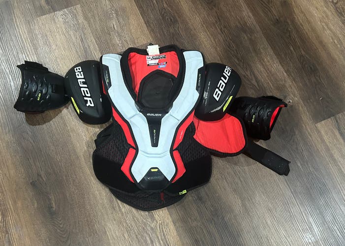Men's Medium Senior Bauer Vapor Hyperlite Shoulder Pads (Used)