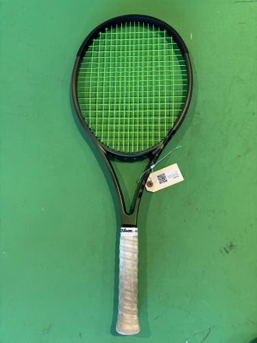 Men's Wilson Blade 104 V8 Tennis Racquet