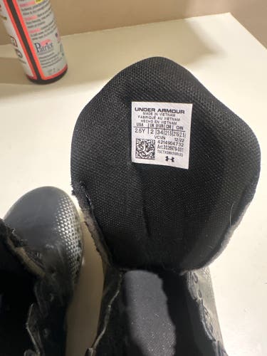 Unisex 2.5Y (Big Kids / Youth) Under Armour (Used)