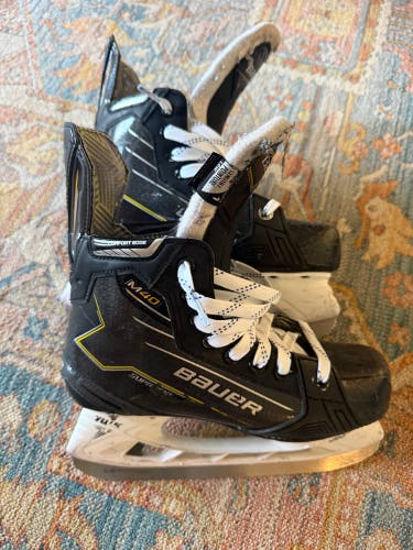 2024 Bauer Supreme M40 Hockey Skates Size 4 (Used)
