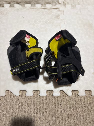 Small Junior CCM Tacks 5092 Elbow Pads (Used)