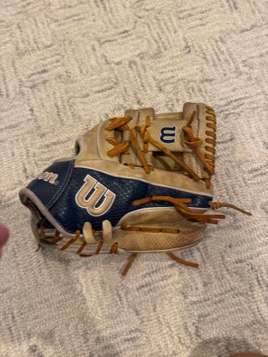 2022 Wilson A2000 RH Infield Baseball Glove 11.5" (Used)