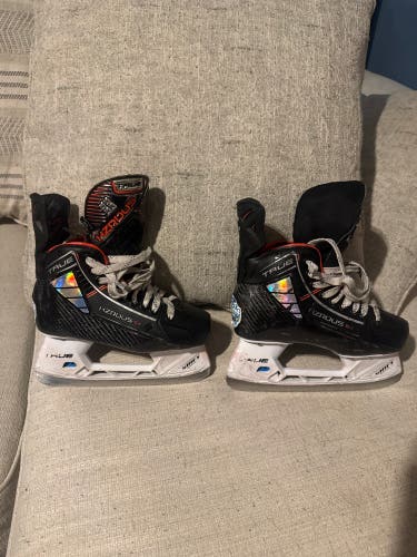 Black 2023 True HZRDUS 9x Hockey Skates Regular Width Size 2 (Used)