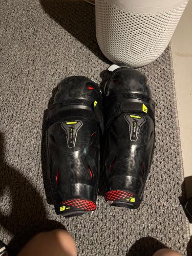 Intermediate Bauer Vapor Hyperlite 13" Shin Pads (Used)