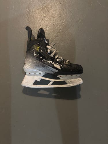 2023 Bauer Vapor Hyperlite 2 Hockey Skates 7 (Used)
