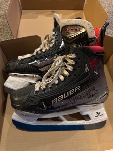Black 2023 Bauer Vapor X5 Pro Hockey Skates Regular Width Size 4 (Used)