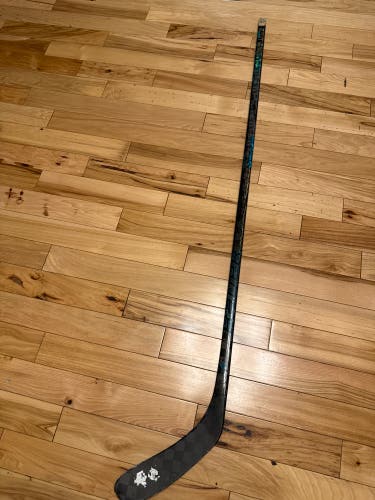 Junior Bauer Twitch Right Handed Hockey Stick P28 40 Flex (Used)