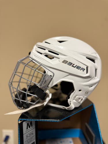 Bauer RE-AKT 155 Hockey Helmet Combo White Medium (M) w/ Bauer Cage Excellent Condition HECC 2030