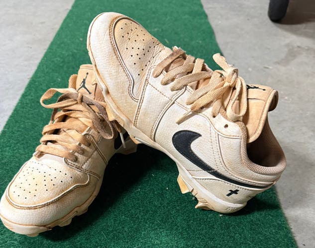 White Kid's 6Y (Big Kids / Youth) Youth Nike Air Jordan Low Top Molded Cleats (Used)