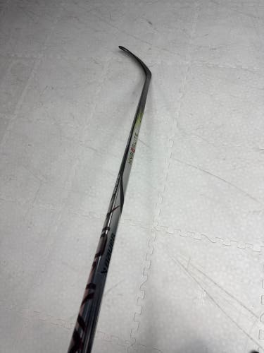 2 Intermediate Bauer Vapor Hyperlite 2 Right Handed Hockey Stick P28 65 Flex (New)