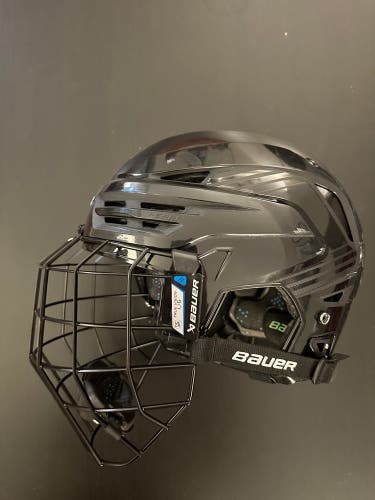 Large Bauer Re-Akt 85 Helmet (Used)