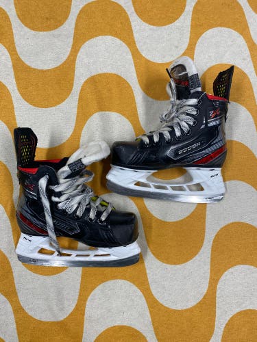 Youth Bauer Vapor 2X Hockey Skates Regular Width 11 (Used)