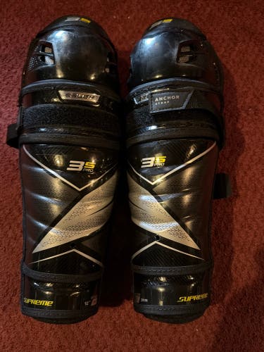 Junior Bauer Supreme 3S 12" Shin Pads (Used)