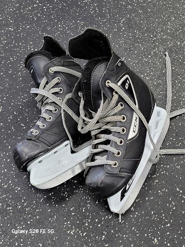 Used CCM 01 Intermediate Hockey Skate Intermediate 3.5 11849-S000042731