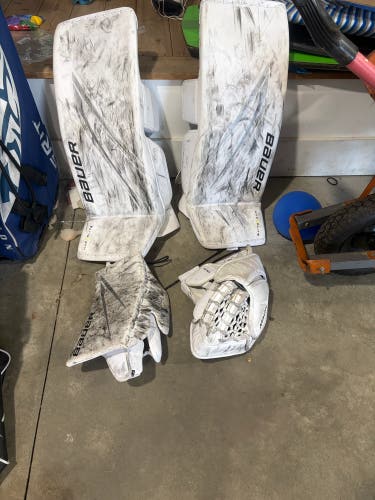 Small Bauer Vapor Hyperlite 2 Goalie Leg Pads (Used)