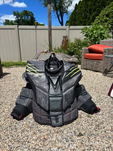 Large Bauer Hyperlite Goalie Chest Protector (Used)