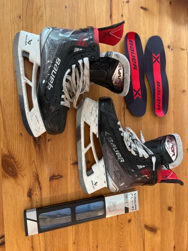 2023 Bauer Vapor X5 Pro Hockey Skates Wide Width 9 (Used)