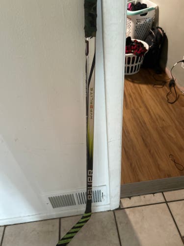 Junior Bauer Vapor Hyperlite 2 Left Hand Hockey Stick P92 Less Than 30 Flex (Used)